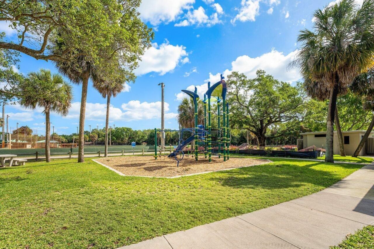 2103 N Palm Circle, North Palm Beach, FL 33408 Photo
