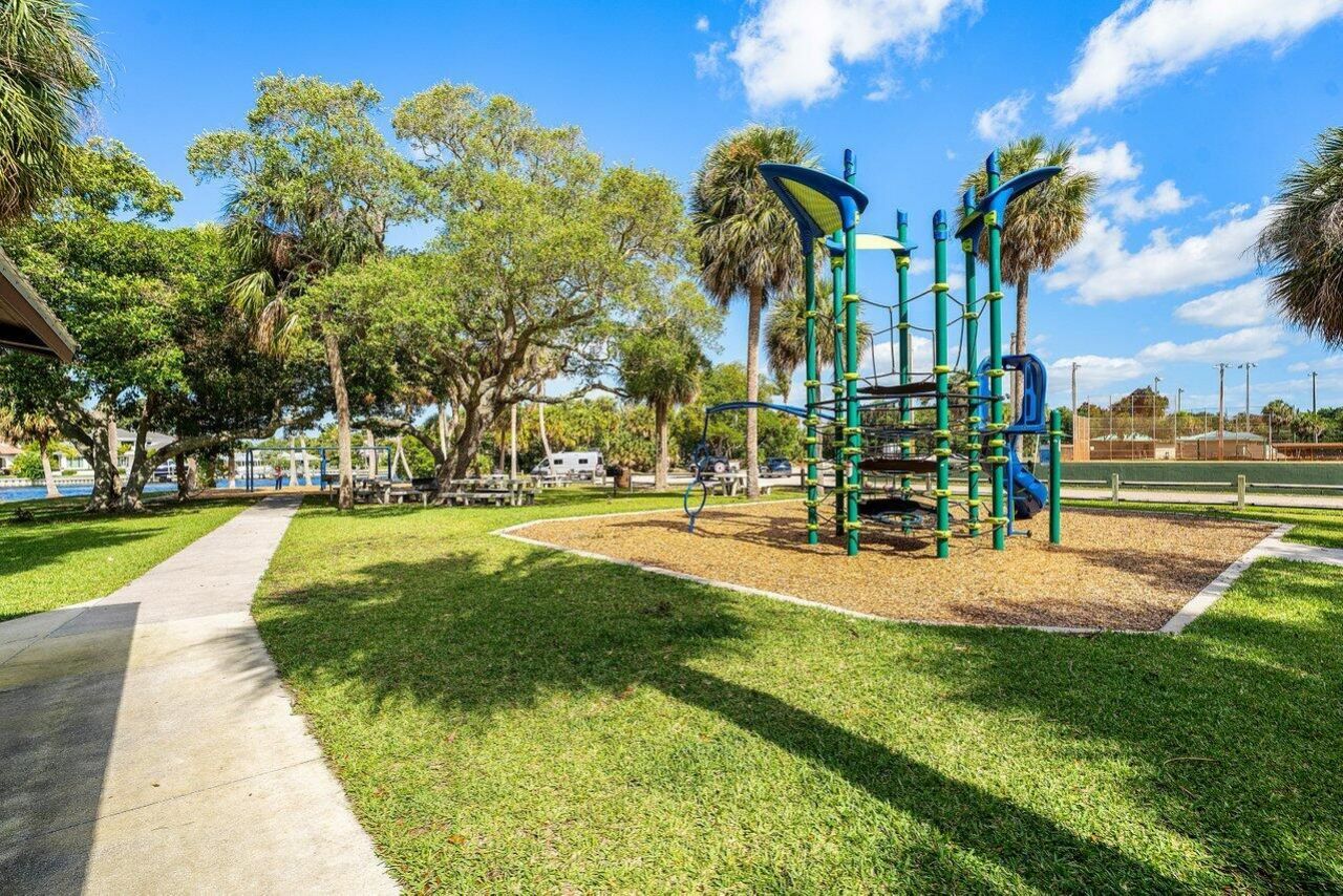 2103 N Palm Circle, North Palm Beach, FL 33408 Photo