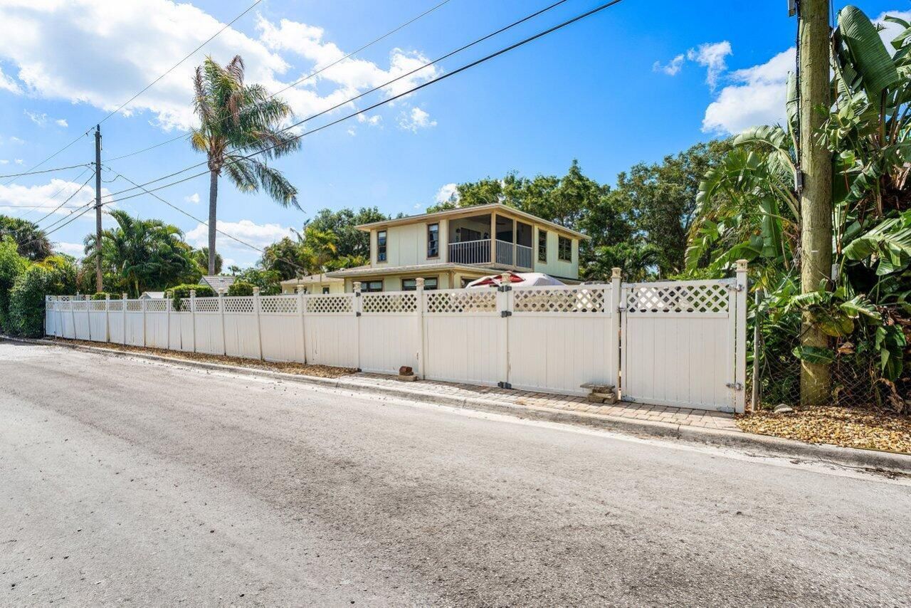 2103 N Palm Circle, North Palm Beach, FL 33408 Photo
