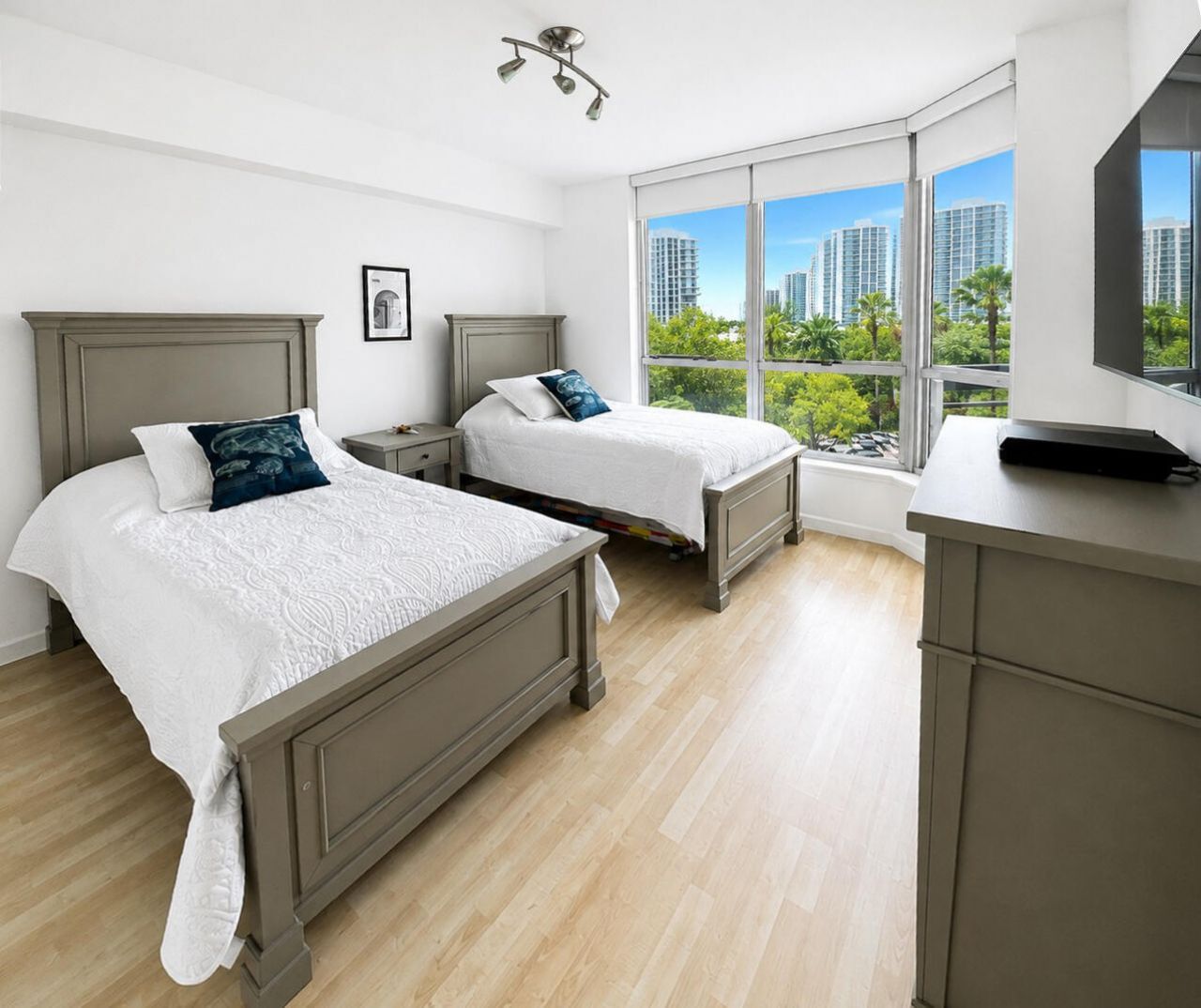 3600 Mystic Pointe Drive, Unit 608, Aventura, FL 33180 Photo