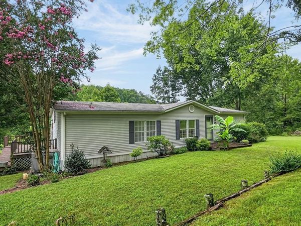 330 Greenbriar Rd., Hilham, TN 38568
