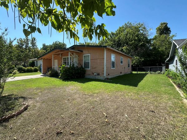 704 Otis ST , Taylor, TX 76574