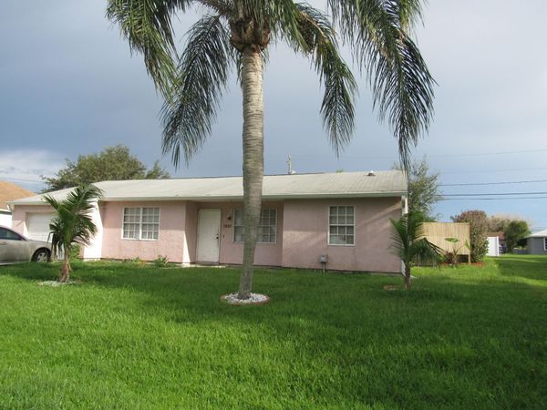 2557 SE ROBIN Circle, Port St. Lucie, FL 34952