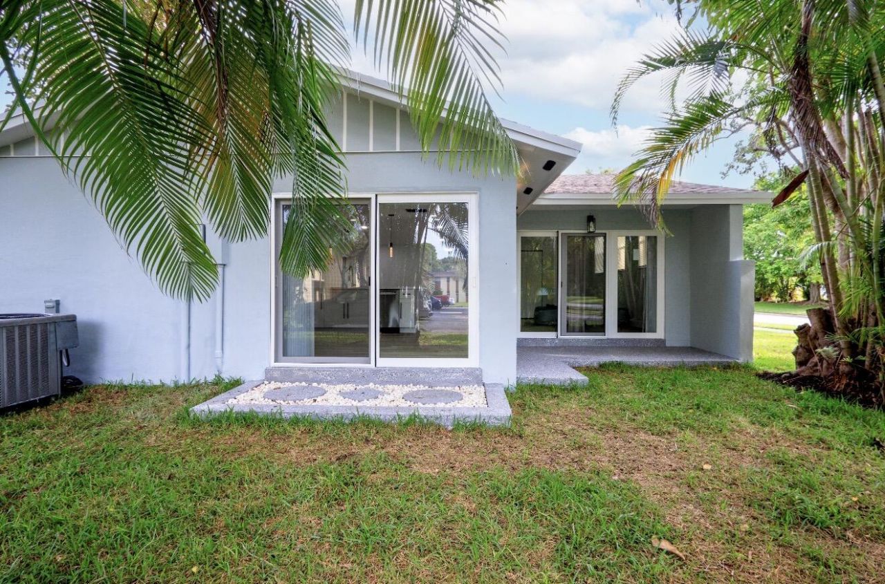 5586 N Lakewood Circle, Unit A, Margate, FL 33063 Photo