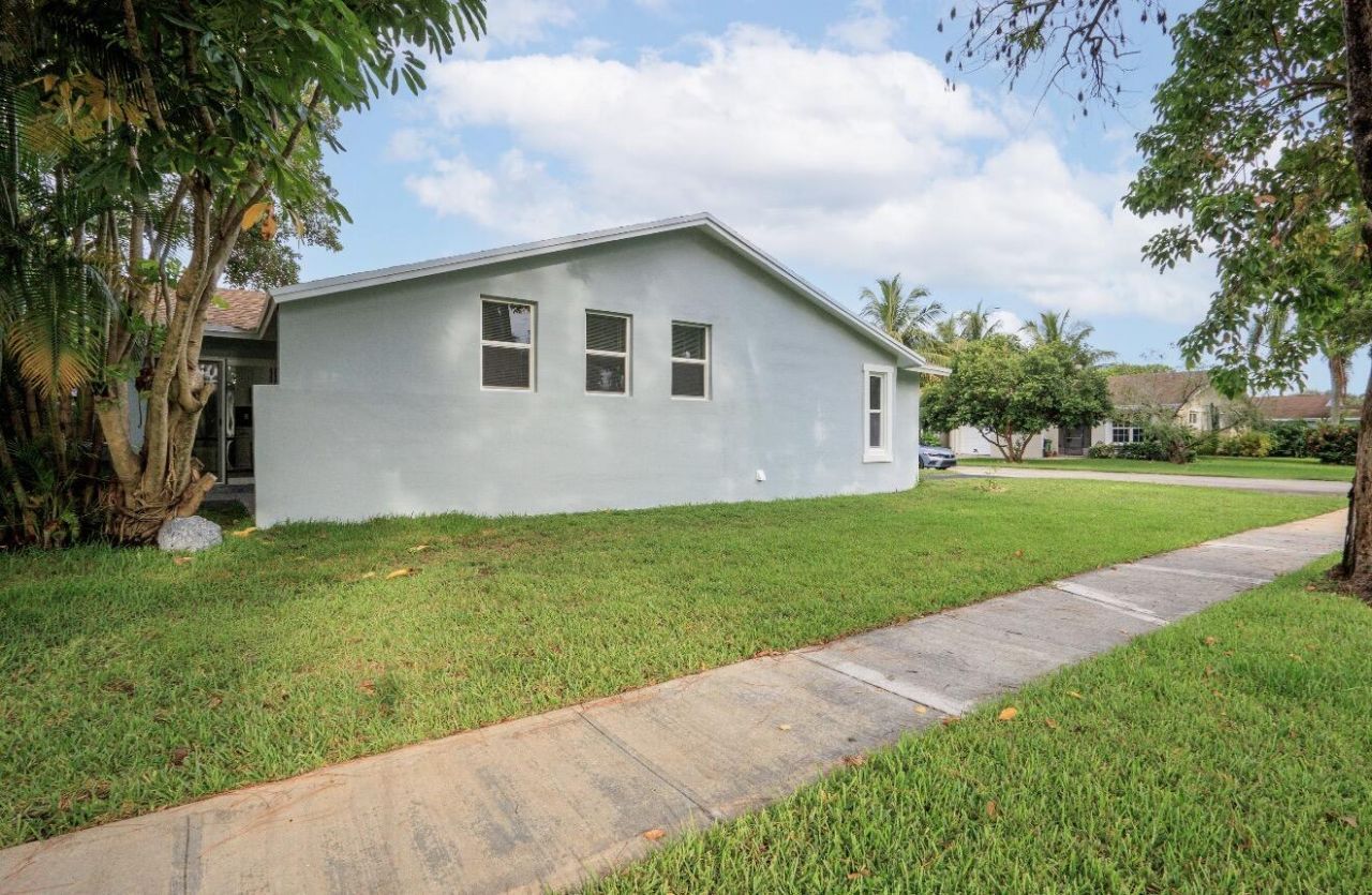 5586 N Lakewood Circle, Unit A, Margate, FL 33063 Photo