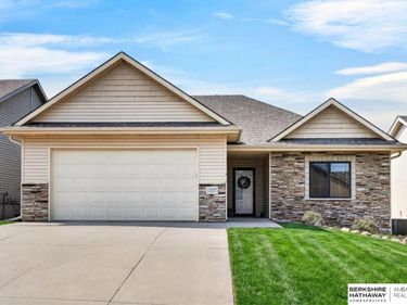 10619 Hillcrest Drive, La Vista, NE 68128