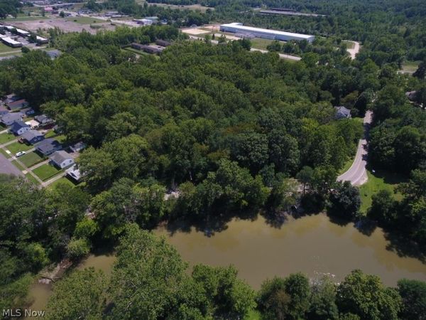 Lovers Lane NW, Warren, OH 44485