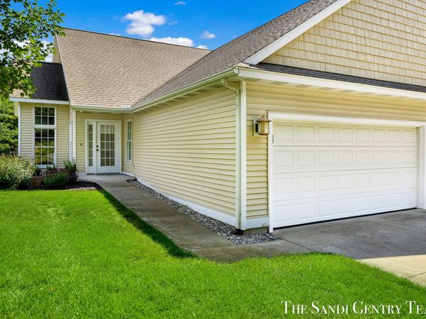 17644 Dustin Drive, Unit 16, Spring Lake, MI 49456