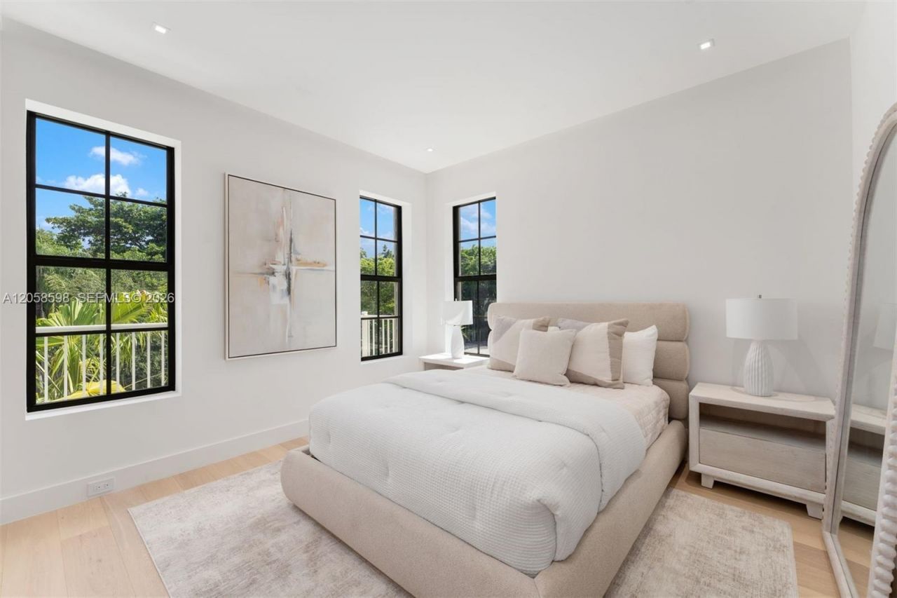 3352 Charles Ave, Miami, FL 33133 Photo