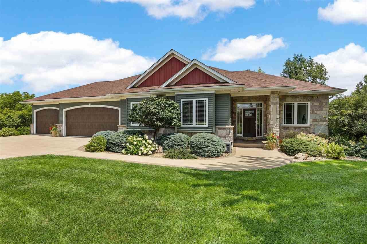 1356 NE Lakewoods Ct, Swisher, IA 52338 Main Photo