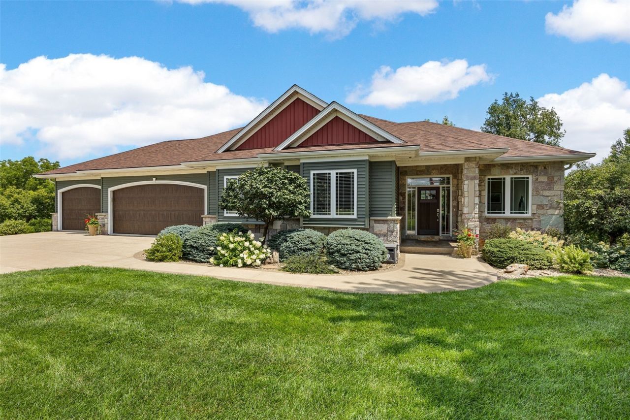 1356 NE Lakewoods Ct, Swisher, IA 52338 Main Photo