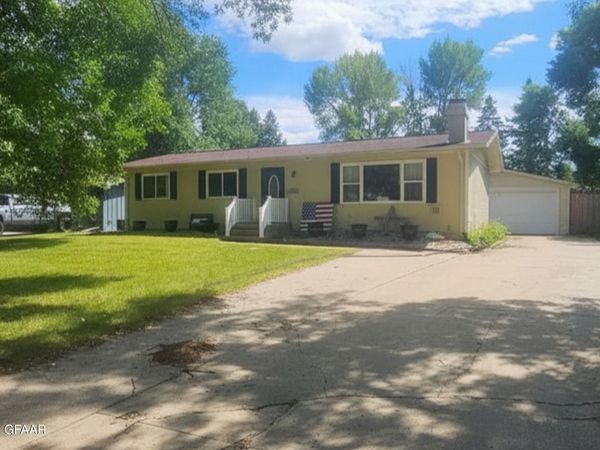 704 8TH Street SE, East Grand Forks, MN 56721