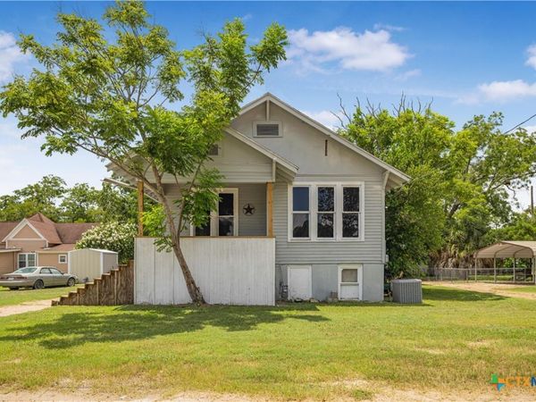 414 E Hochheim Street , Yoakum, TX 77995