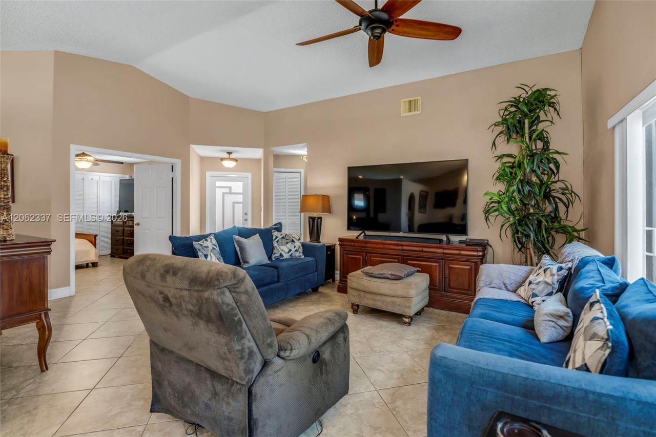 2006 NW 182nd Ave, Pembroke Pines, FL 33029 Photo