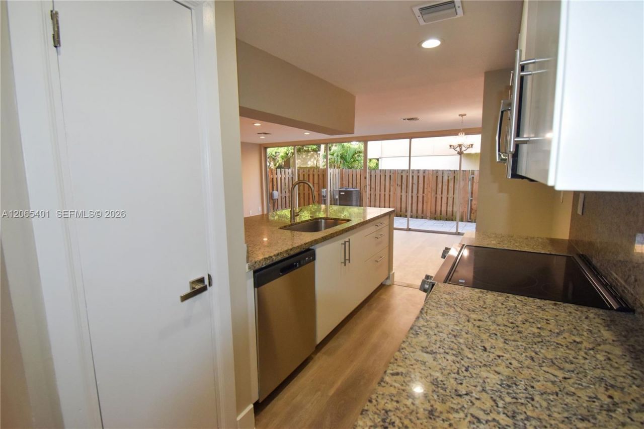 853 NW 80th Ter, Unit 2, Plantation, FL 33324 Photo