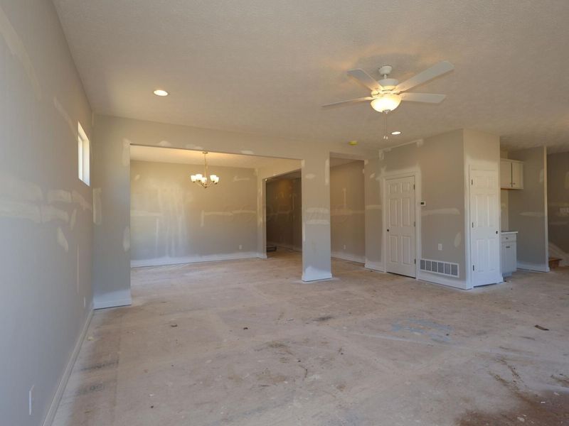 542 Creekside Loop S, Pataskala, OH 43062 Photo 3