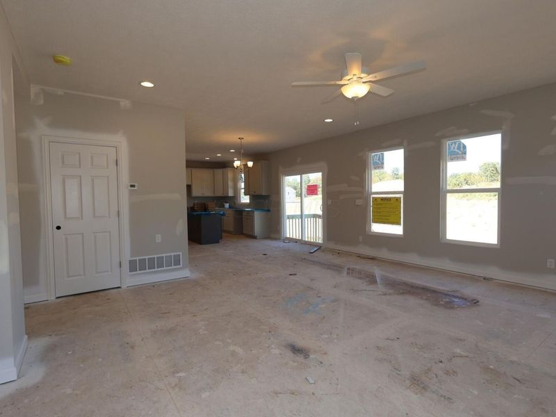 542 Creekside Loop S, Pataskala, OH 43062 Photo 4