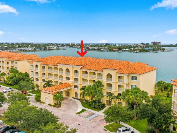 21 HARBOUR ISLE Drive W, Unit 302, Fort Pierce, FL 34949