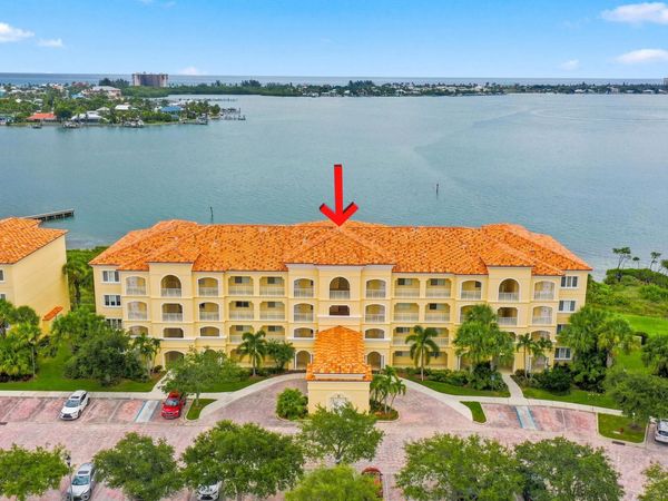 21 HARBOUR ISLE Drive W, Unit 302, Fort Pierce, FL 34949
