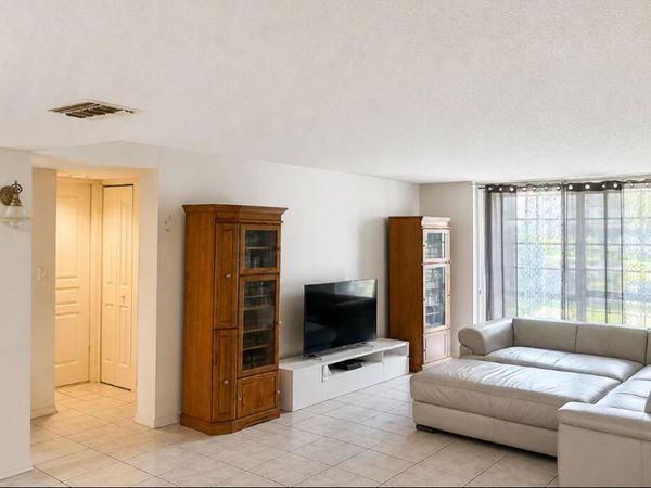 3740 INVERRARY Drive, Unit 1E, Lauderhill, FL 33319