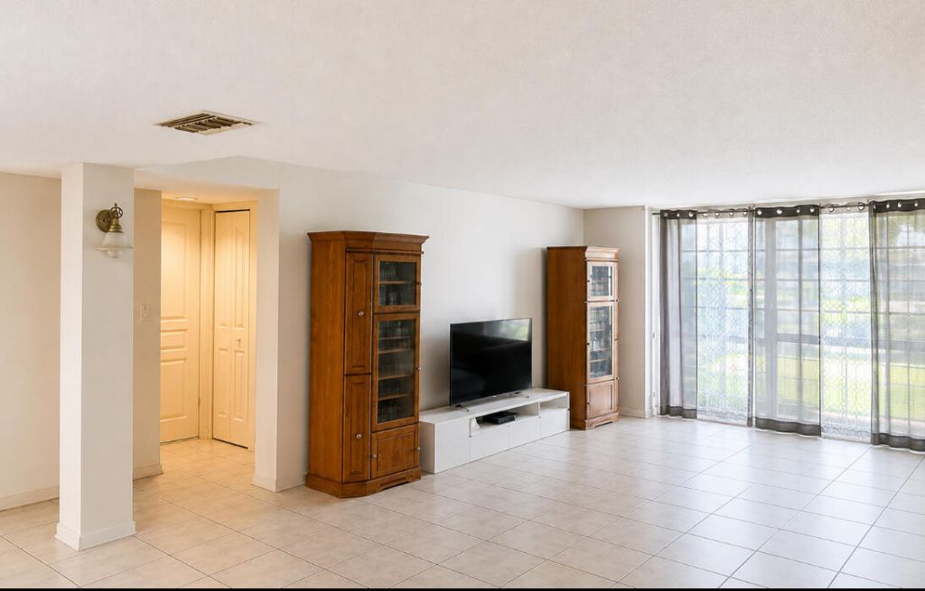 3740 Inverrary Drive, Unit 1E, Lauderhill, FL 33319 Photo