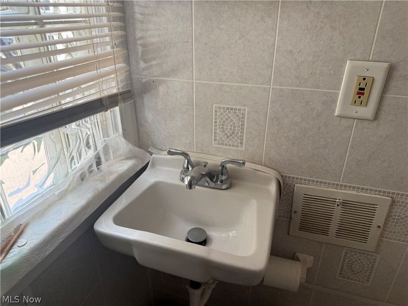 16803 Eldamere , Cleveland, OH 44128 Photo 10