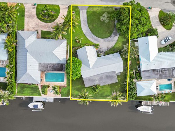 16 Country Club Circle, Tequesta, FL 33469