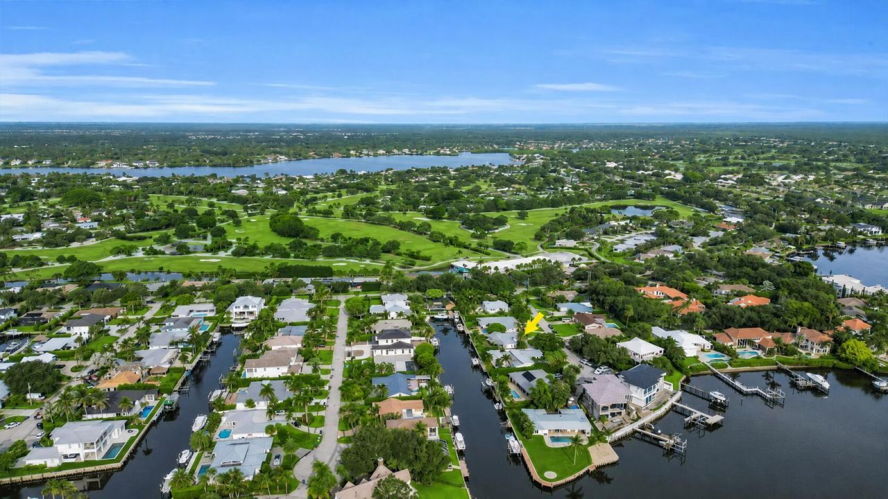 16 Country Club Circle, Tequesta, FL 33469 Photo