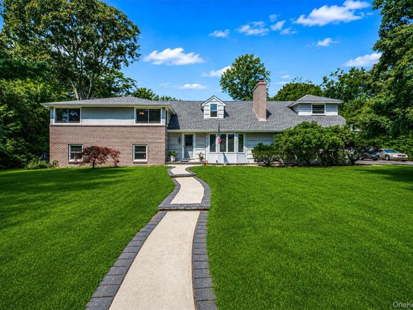 3 Oak Court , Hampton Bays, NY 11946
