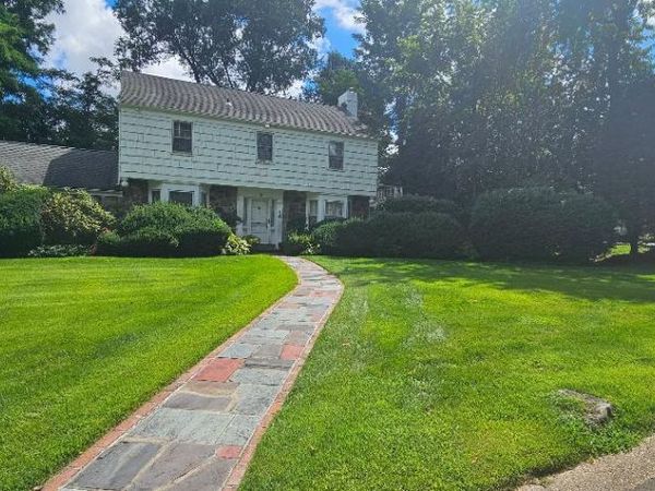 10 Meadow Woods Road, Great Neck, NY 11020