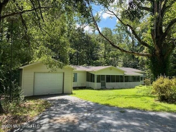 7 County Road 527 , Como, MS 38619