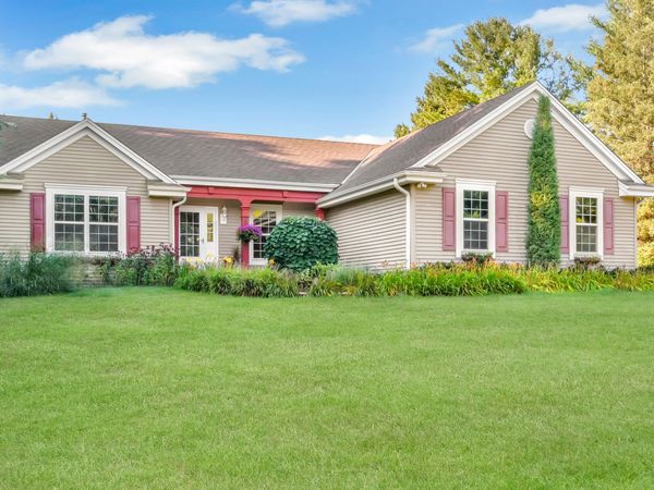1402 Amys Pl, Farmington, WI 53090