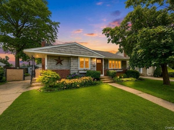 18 Cornell Lane , Hicksville, NY 11801