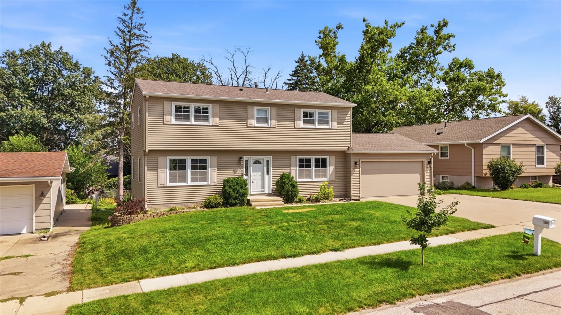 304 NE Norman Drive, Cedar Rapids, IA 52402 Main Photo
