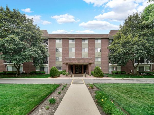 1030 S Fernandez Avenue S, Unit 4-M, Arlington Heights, IL 60005