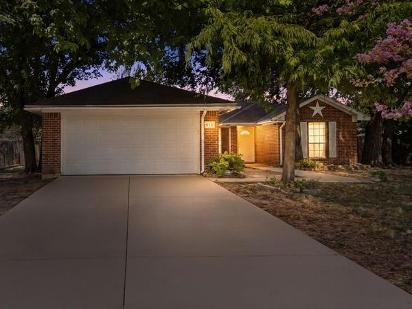 613 N Avenue D, Springtown, TX 76082