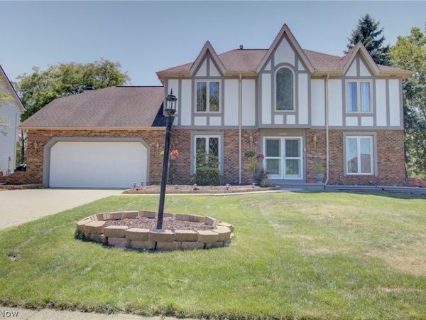17639 Lexington Lane, Strongsville, OH 44136