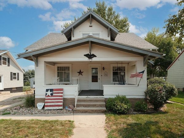 1418 Division Street, Hull, IA 51239