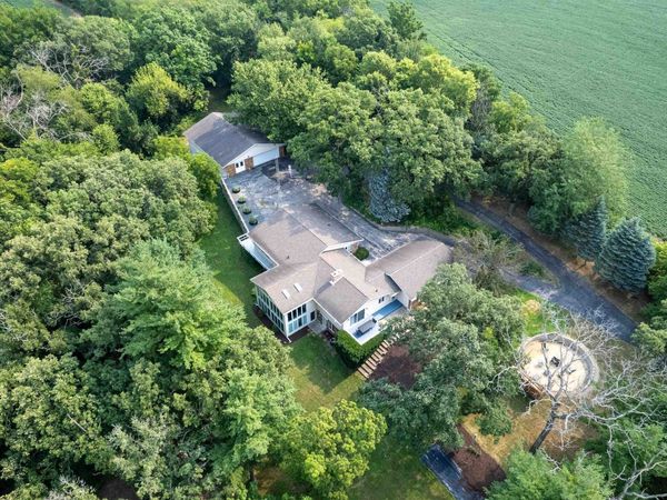 916 W Town Line Road, LEAF RIVER, IL 61047