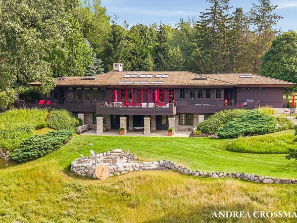 2048 Lakeshore Drive, Fennville, MI 49408