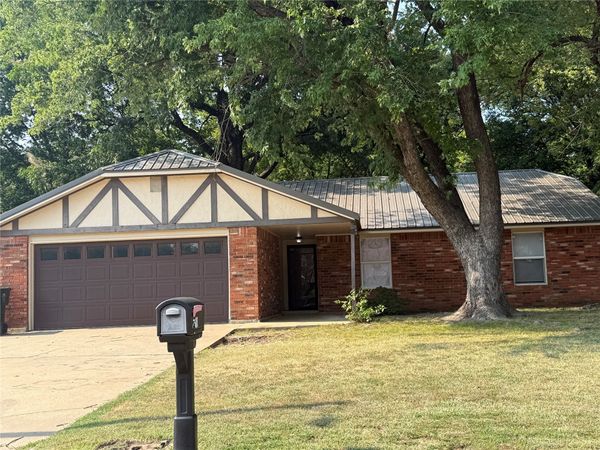 2000 Deer Run Circle , Muskogee, OK 74403