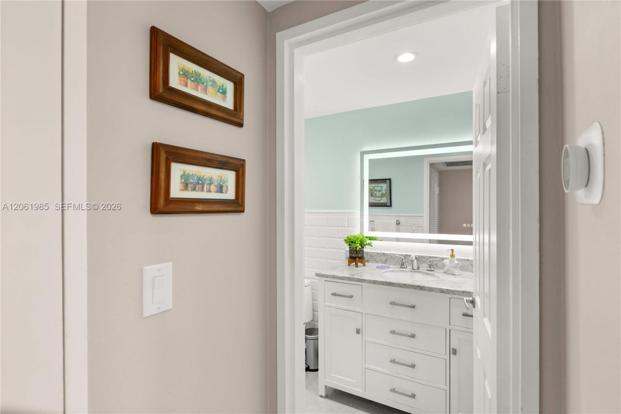 5601 Collins Ave , Unit 1216, Miami Beach, FL 33140 Photo