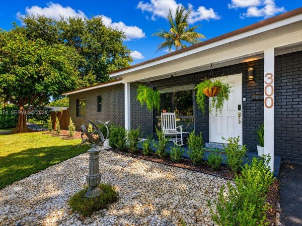 300 NW 28th St , Wilton Manors, FL 33311