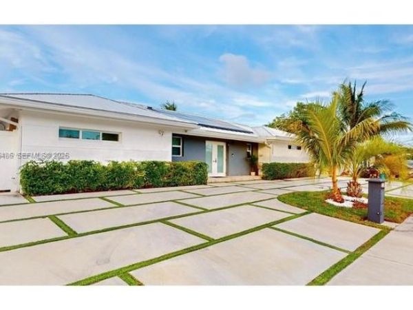 2335 NE 194th St , Miami, FL 33180