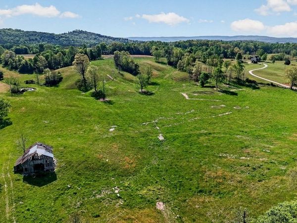 515 Jericho Rd , Quebeck, TN 38579