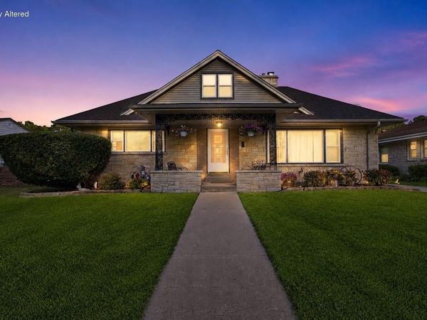 10727 W Grantosa DRIVE, Wauwatosa, WI 53222