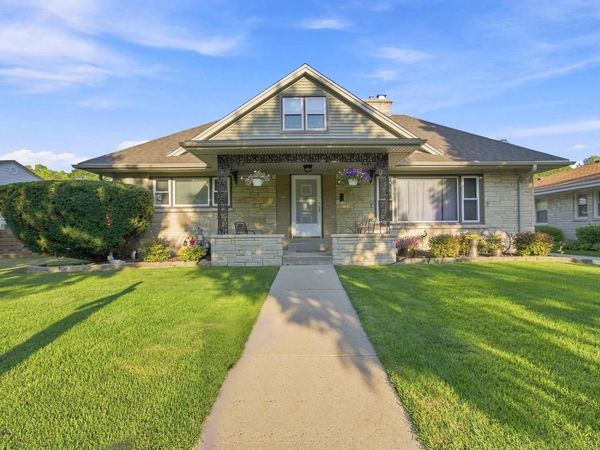 10727 W Grantosa DRIVE, Wauwatosa, WI 53222