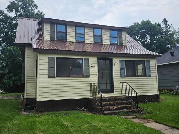 316 Roberts Avenue NE, Warroad, MN 56763