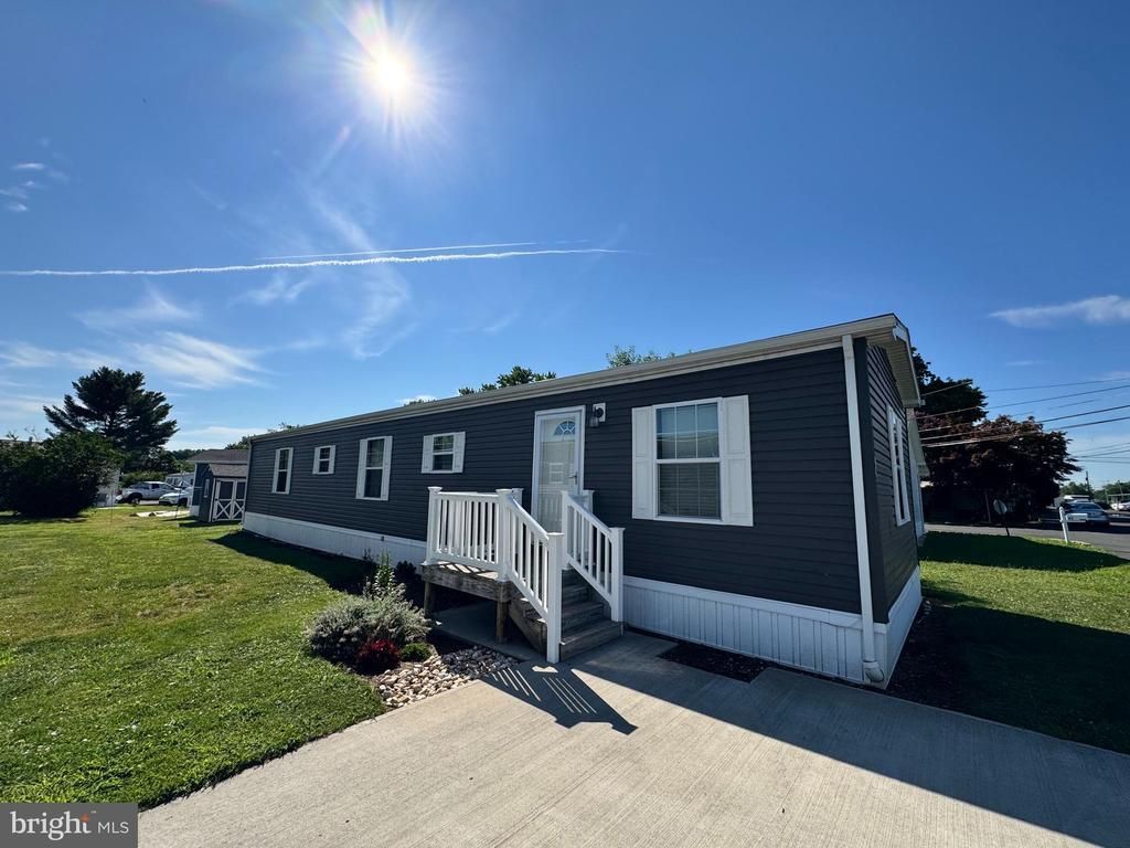 44 KENNEDY DRIVE , FAIRLESS HILLS, PA 19030