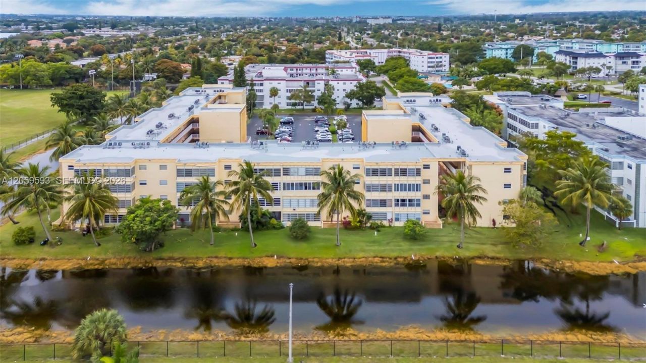 3990 NW 42nd Ave , Unit 403, Lauderdale Lakes, FL 33319 Photo